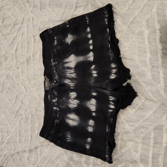 Black and white tie dye Torrid jean shorts size 18! Excellent condition! - Picture 2 of 13